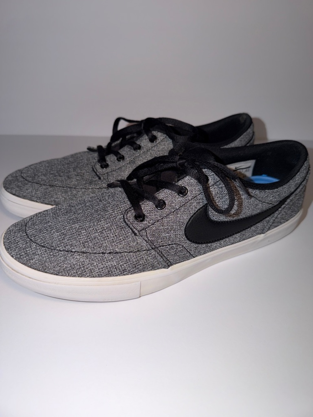 Nike Men’s Gray Low-Top Sneakers with Black Swoosh